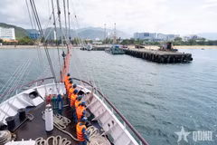越南人民海军黎贵敦286号帆船抵达芽庄港，圆满结束2026年远洋航行训练和国防外交之旅。（图片来源：人民军队报）