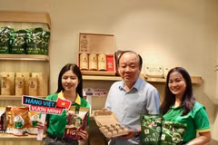 在促销会上展出的海南茄茶、海南茄鸡蛋产品。（图片来源：越通社）