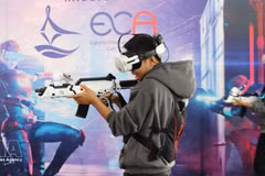 学生们在2025年亚洲电子竞技锦标赛（ECA 2025）期间体验虚拟现实游戏。（图片来源：越通社）