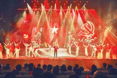  “对党满怀爱戴与信任”艺术节目（图片来源：越通社）