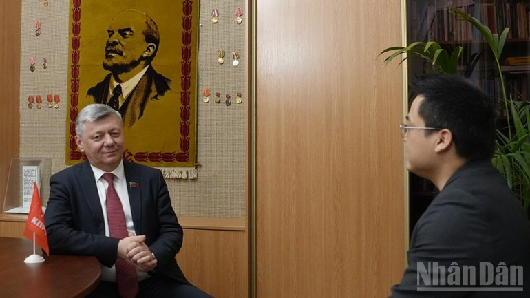 德米特里·诺维科夫同志接受《人民报》驻俄罗斯记者采访。