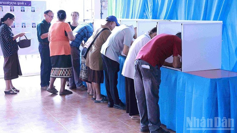 老挝选民正在挑选具备资格和能力的候选人，选举第十届国会代表和第五届省级人民议会代表。