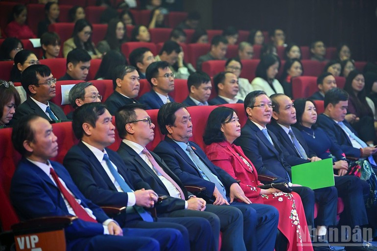 与会代表出席典礼。