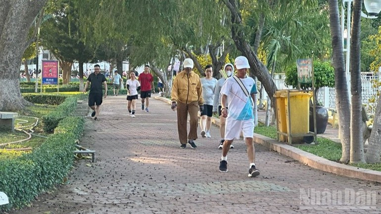 居民在庆和省潘郎坊4月16日绿色公园内散步、锻炼身体。