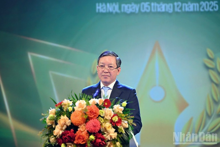 梁国团同志在典礼上发表讲话。