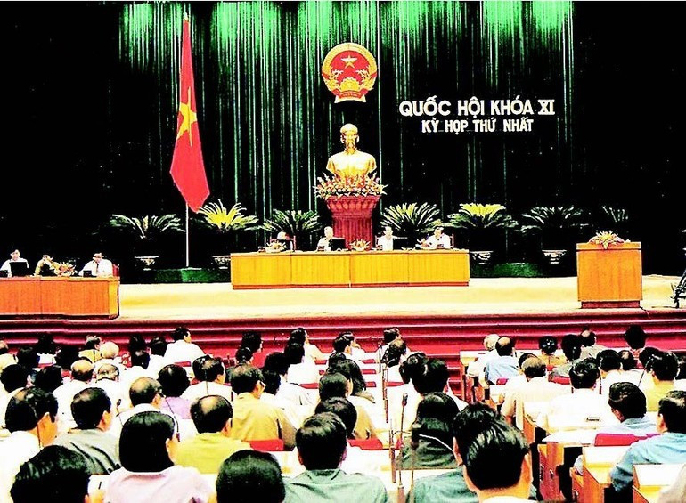 第十一届（2002–2007）国会选举于2002年5月19日举行，共选出498名代表。图为第十一届国会第一次会议开幕式。