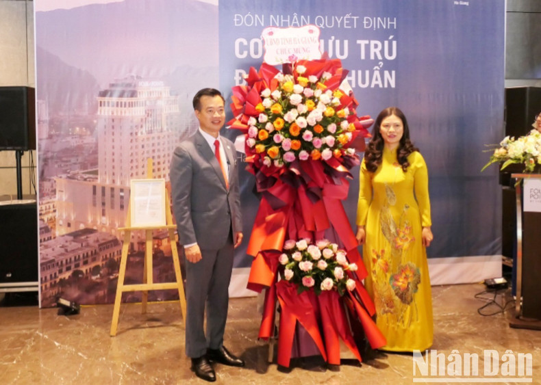 河江省人民委员会副主席王玉霞女士向河江福朋喜来登酒店赠送鲜花,表示祝贺。 a21-9114.jpg