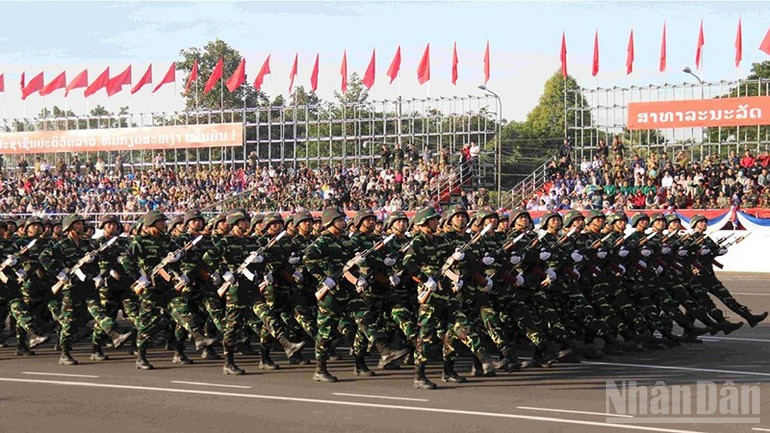 老挝人民军步兵方阵。