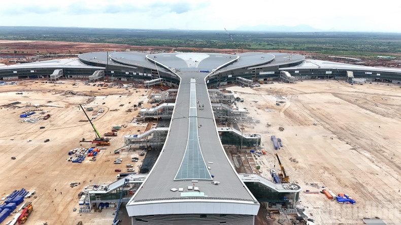 据越南航空港总公司（ACV）介绍，作为隆城机场一期三号子项目的投资建设单位，目前联合体各承包商已动员数百个施工点，超过1.5万名专家、工程师、工人及劳动力，投入逾3000台施工设备，加快工程进度，力争按照政府总理指示，于2026年上半年实现商业运营。