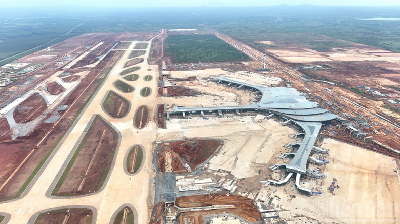 隆城机场建设于同奈省龙城乡，规划用地超过5000公顷。项目总投资概算逾160亿美元，分三期实施。其中一期投资逾54亿美元，设计年旅客吞吐量2500万人次、货邮120万吨。全部建成后，隆城机场年旅客吞吐量将达1亿人次，成为我国最大的机场，并具备东南亚地区中转枢纽功能，有望与世界大型机场竞争。