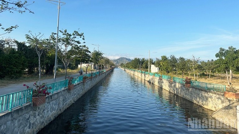 通过投资绿色空间、提升居民环保意识，随意向渠道倾倒垃圾的现象已不复存在。