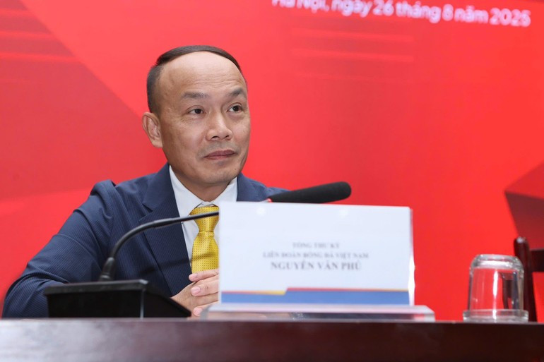 越南足球联合会秘书长阮文富。图片来源:VFF z6947004833266-4456d657d2d30e3668eb7021677975f6-2048x1365.jpg