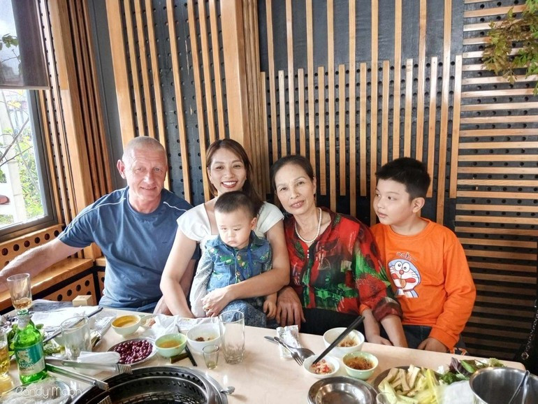 黄秋姮与丈夫斯托赫马尔·马雷克在越南春节期间围坐共进年夜饭。