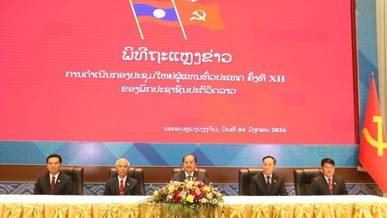 老挝人民革命党第十二次全国代表大会秘书处秘书长吉乔·凯坎匹吞（中）主持新闻发布会。（图片来源：Pasaxon）