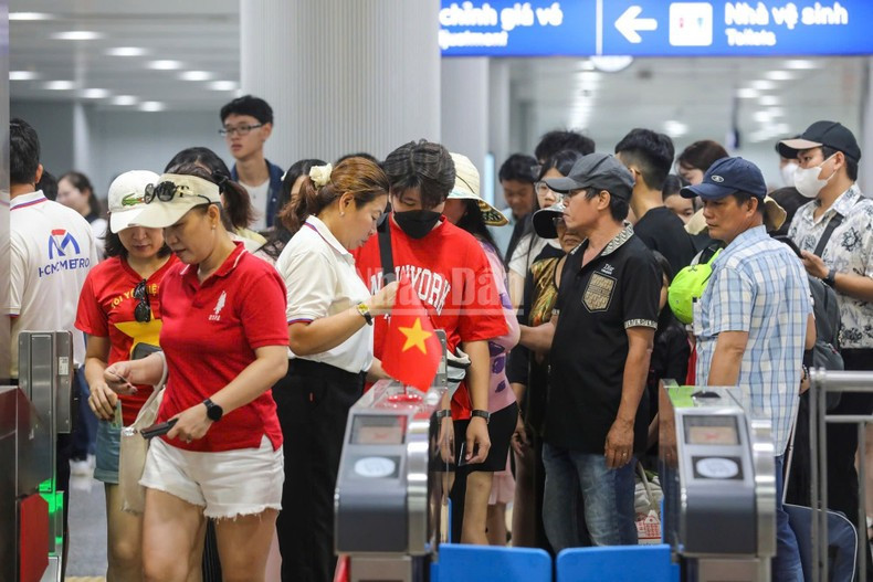 对于许多市民来说，地铁不仅是出行工具，更是他们所居住现代化城市的自豪象征。