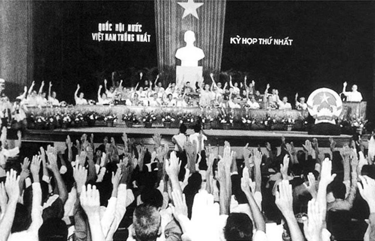 第六届（1976–1981）国会选举于1976年4月25日举行，共选出492名代表。图为1976年6月2日统一国会第一次会议上，表决通过国旗、国徽和国歌的场景。