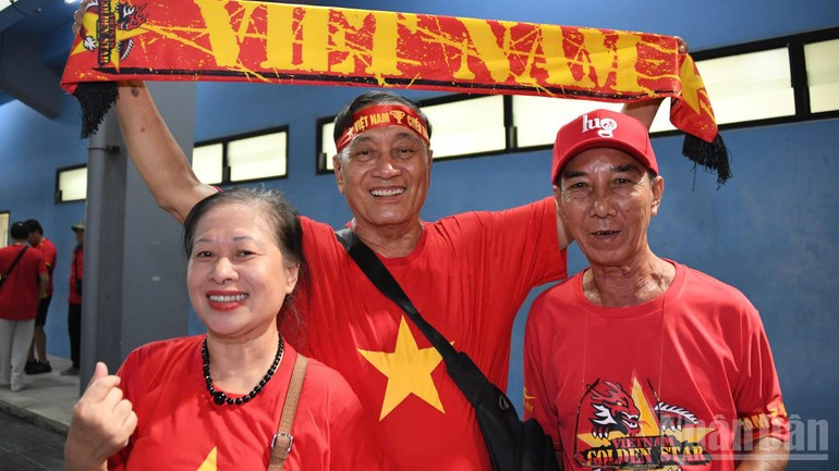 琼布里体育场，球迷为梅德钟教练和球员加油助威。