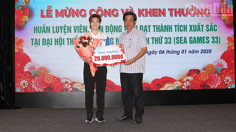 向2025年世界越武道（Vovinam）锦标赛金牌获得者颁发表彰。