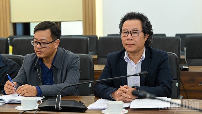 《人民报》科技部主任、记者联合会主席武梅皇同志（右）在座谈会上发言。（图片来源：世代 摄）