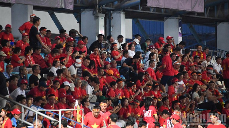 琼布里球场看台一片红色海洋。