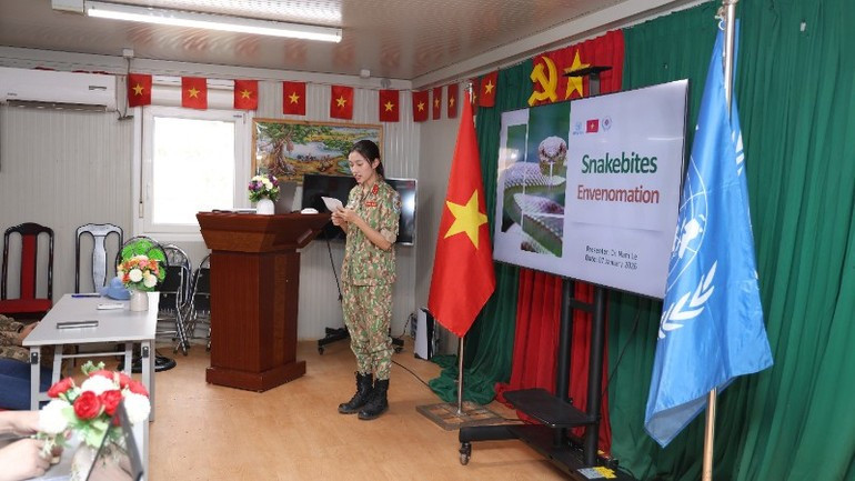 第七批二级野战医院医生在研讨会上分享蛇咬识别与处置知识。