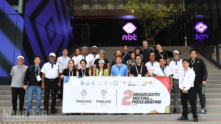 众多记者参观NBT总部。