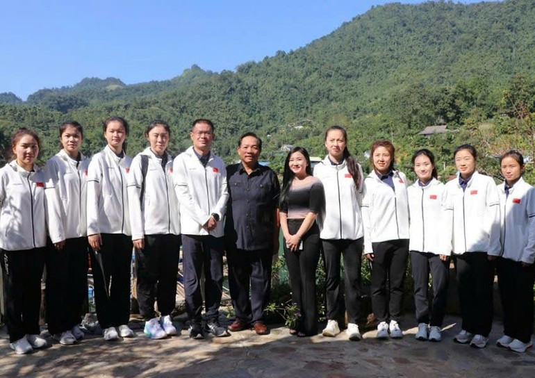 运动员们参观并欣赏和平县水电站及其壮丽的山林美景。