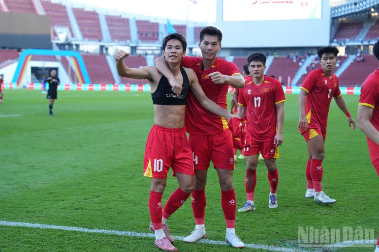 黎文顺（左）庆祝打破僵局的进球。（图片来源：黄明）