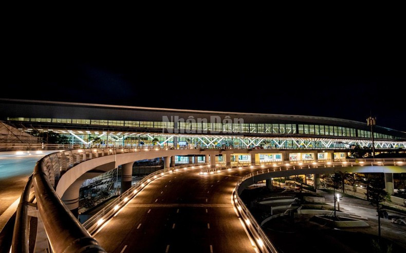 T3航站楼总投资近11000亿越南盾，建筑面积逾11.2万平方米，设计年吞吐量2000万人次，于2025年4月正式投入商业运营。