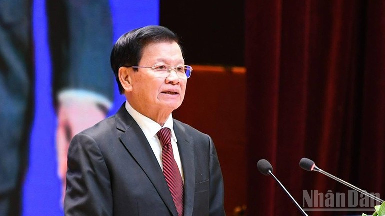 老挝人民革命党中央总书记、老挝国家主席通伦·西苏里在仪式上发表讲话。