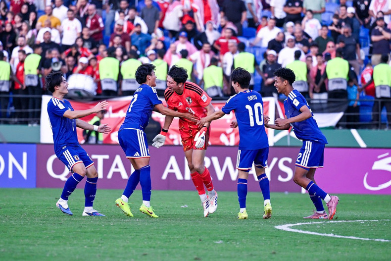 2026年1月16日，在沙特吉达阿卜杜拉国王体球场，日本球员在与约旦1:1战平并通过点球大战4:2获胜后庆祝晋级U23亚洲杯四强。图片：AFC