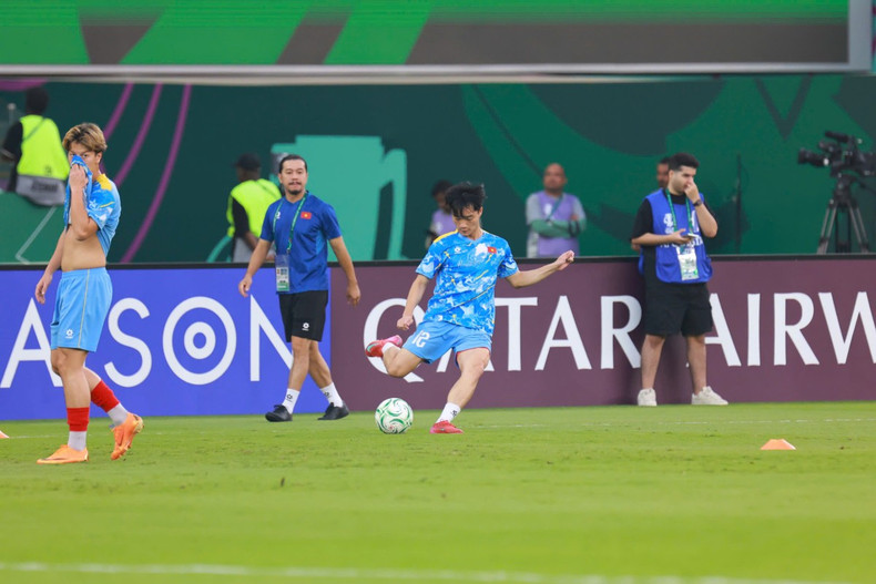 黎维克托（左）与春北在赛前进行热身。（图片来源：Ted Tran）