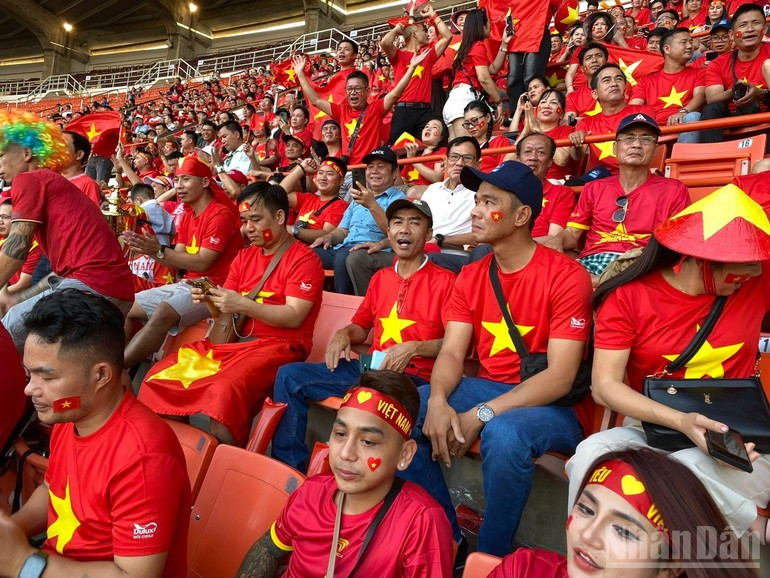越南球迷在拉贾曼加拉体育场为金相植主教练和球员们加油助威。（图片来源：春山 明胜）