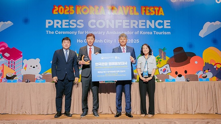 金相植先生(左二)被任命为韩国旅游驻越南名誉大使。(图片来源:主办方提供) kim.jpg