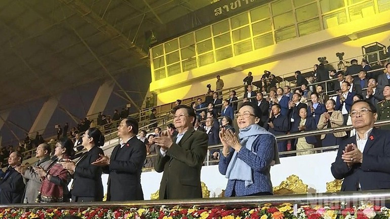 老挝党和国家领导人出席活动。