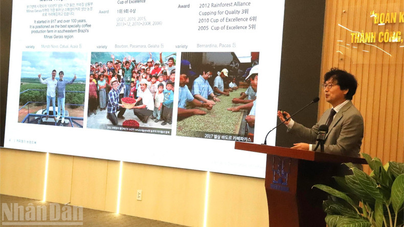 Coffee Myungga董事长、大邱咖啡协会主席Ahn Myung-kyu介绍韩国精品咖啡。