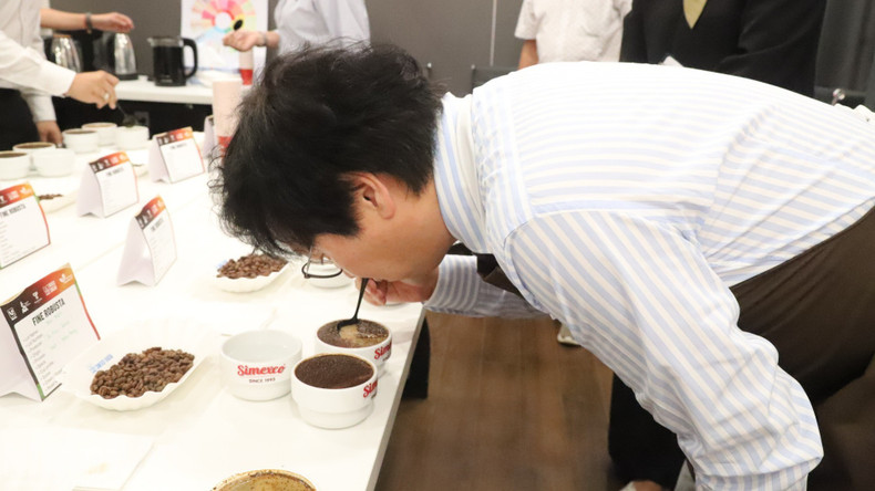 Coffee Myungga董事长Ahn Myung-kyu品鉴越南Robusta精品咖啡。