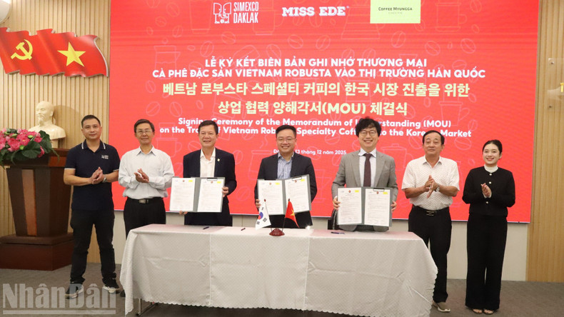 Coffee Myungga董事长Ahn Myung-kyu（韩国）、Simexco Đắk Lắk及Miss Ede代表签署越南Robusta精品咖啡进入韩国市场的商业备忘录。
