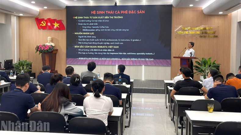 邦美蜀咖啡协会主席郑德明介绍越南精品咖啡生态系统。