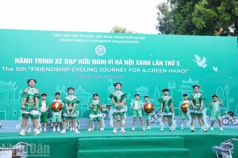 学生们在开幕式上表演文艺节目。