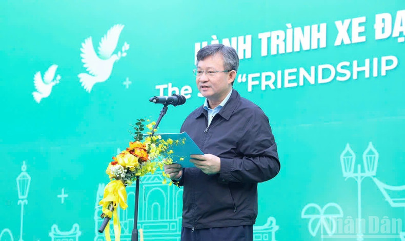 河内市友好组织联合会主席阮玉奇在第五届“绿色河内友谊骑行”活动开幕式上致辞。