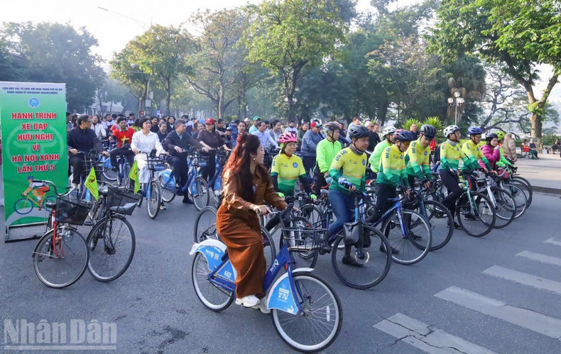300多名国内外代表参加了第五届“绿色河内友谊骑行”活动。