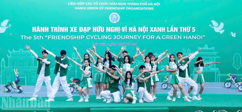 活动中的一场文艺表演。