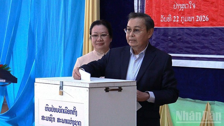 老挝国会主席赛宋蓬·丰威汉在万象首都占塔布利县西本黄寺投票站投票。