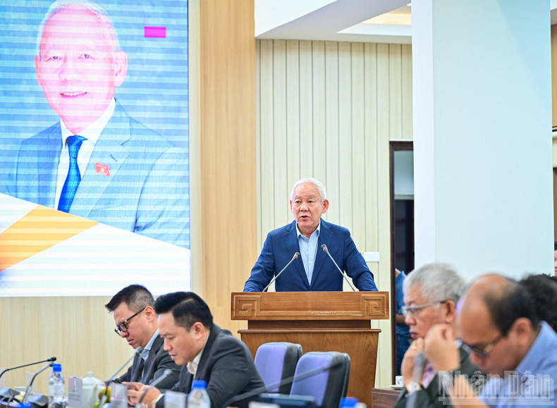 国会财政-预算委员会原副主任、国会第十四届副主席助理、IDS院长陈文博士在座谈会上发言。 ndo-br-img-1154.jpg