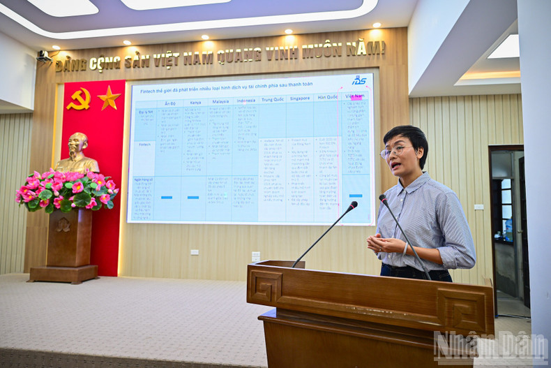 IDS办公室主任段玉青女士汇报IDS关于数字金融市场现状的研究成果。 ndo-br-img-1149.jpg