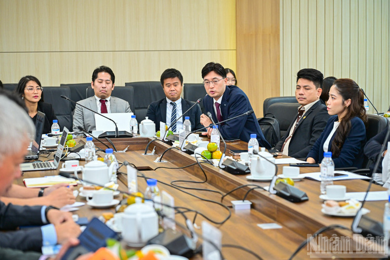 Nice Chun Henry Hyunwoo信用信息公司总经理就该企业在韩国的经验回答提问。 ndo-br-toa-dam-kinh-te-3.jpg