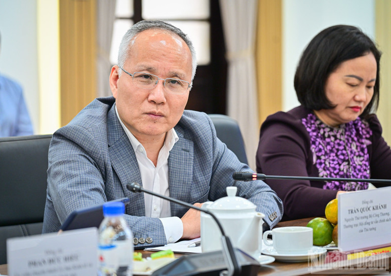 越南工贸部原副部长陈国庆在座谈会上分享经验。 ndo-br-toa-dam-kinh-te-2.jpg