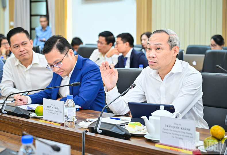 国会经济与财政委员会专职委员潘德孝分享当前数字金融领域的相关问题。 ndo-br-toa-dam-kinh-te-1.jpg