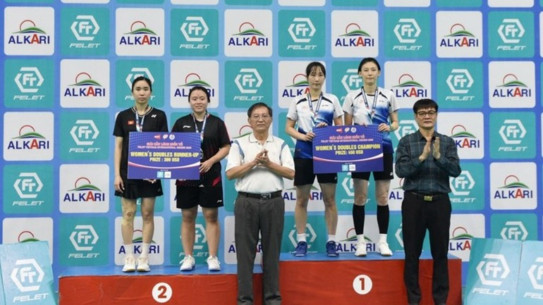 组委会为女子双打项目颁发金牌和银牌。